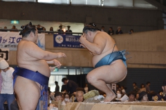 玉鷲に力水をつけるのは徳勝龍。