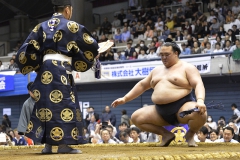 勝負を制したのは稀勢の里。