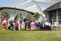 豊昇龍、琴櫻を囲んで記念写真