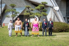 豊昇龍、琴櫻を囲んで記念写真