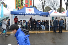 雨模様の中、沢山の方々が並んでくださいました。