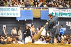 土俵の上を掃き清めて　…