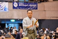 拍子木の音が場内に響き渡り　…